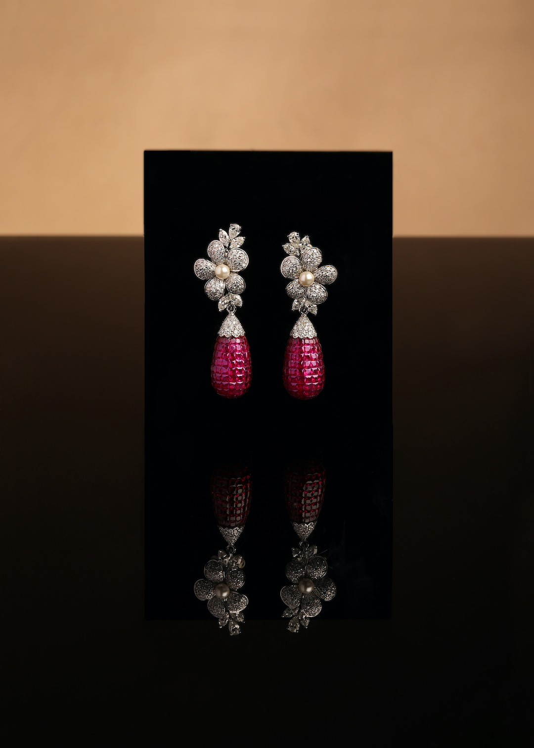 Invisible ball and flower diamond earrings